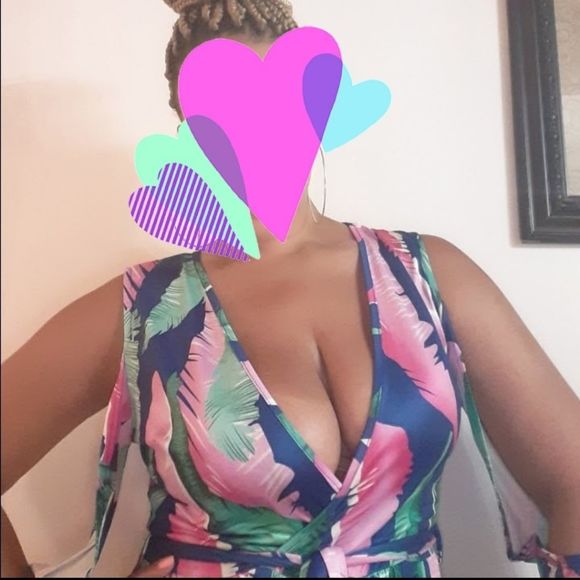 EUC Floral Cut-out Romper - Picture 5 of 5